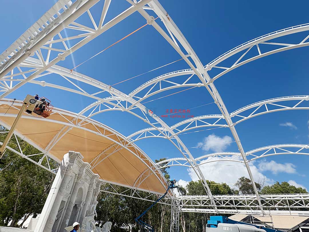 跨越山海的建筑新章！澳大利亞噴泉廣場天幕張拉正酣，雙膜科技賦能莊園建筑