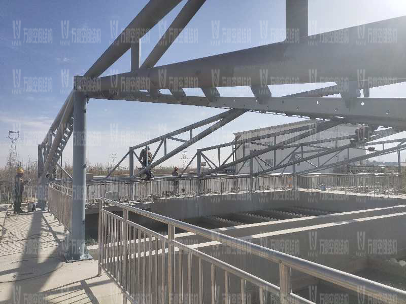 格爾木工業(yè)園昆侖工業(yè)區(qū)工業(yè)污水廠污水池保溫膜結(jié)構(gòu)工程預沉池和酸化水解池鋼結(jié)構(gòu)已完成