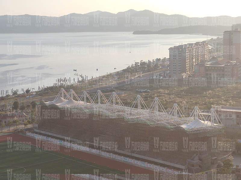 汕尾市體育中心（一期）工程田徑場膜結(jié)構(gòu)項(xiàng)目膜結(jié)構(gòu)安裝中