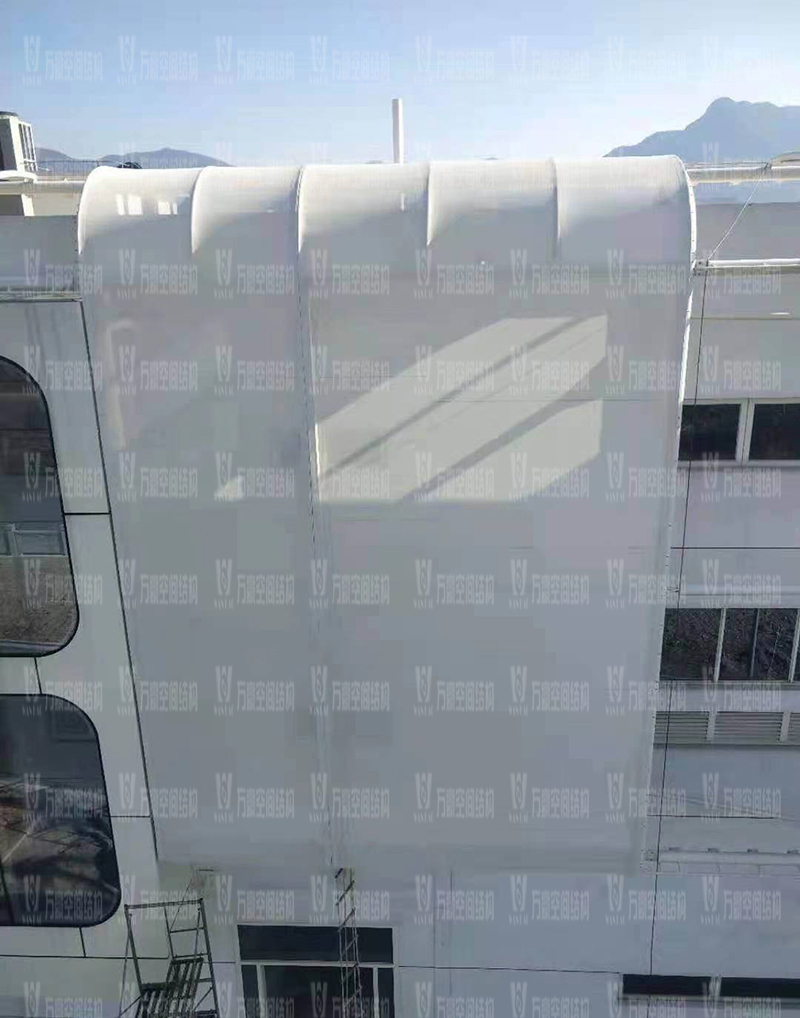 寧波益富樂公司新廠房外立面PTFE膜結構項目膜結構安裝中