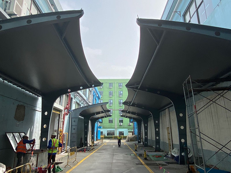 膜結(jié)構(gòu)的車棚有什么特點(diǎn)？為什么膜結(jié)構(gòu)的車棚如此受歡迎？