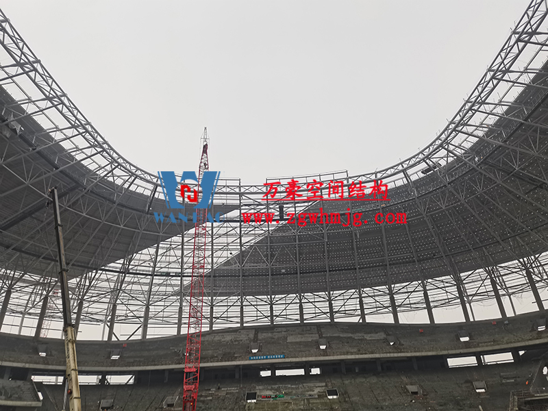 重慶龍興足球場ETFE屋面膜結(jié)構(gòu)工程屋面鋼結(jié)構(gòu)完成，膜結(jié)構(gòu)安裝中