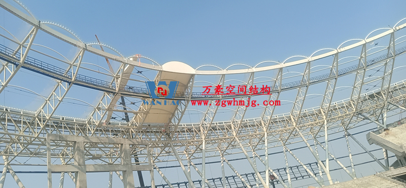 襄陽奧體中心膜結構工程鋼結構接近尾聲，膜結構開始安裝