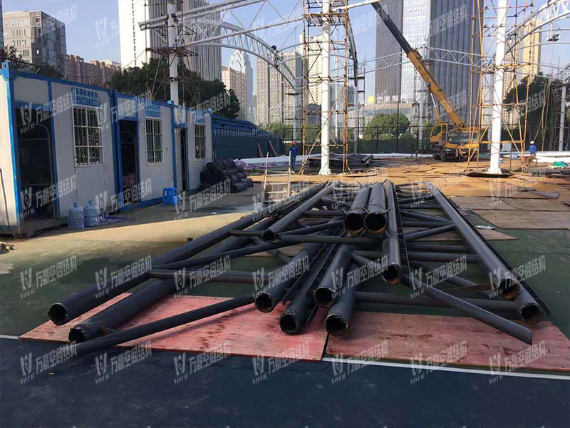 寧波(鄞州)網(wǎng)球中心遮陽棚膜結構工程二期項目施工中 寧波(鄞州)網(wǎng)球中心遮陽棚膜結構工程二期項目施工中