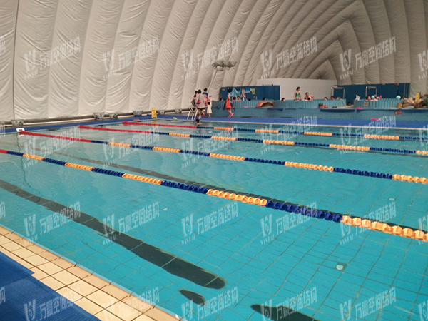 充氣膜游泳館好用嗎？充氣膜結(jié)構(gòu)游泳館有哪些優(yōu)點(diǎn)特點(diǎn)？